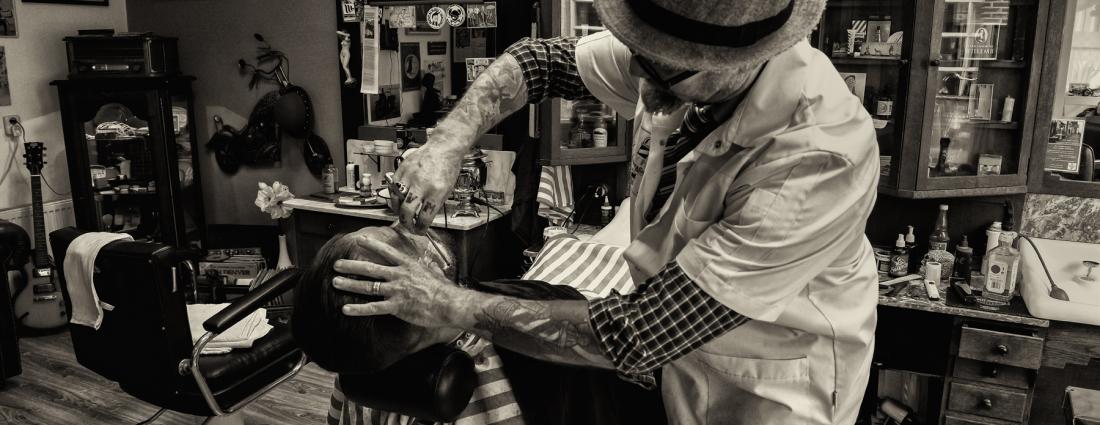 Meesterbarbier Nelis aan het werk in zijn barbershop